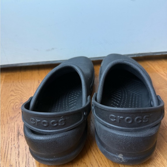 CROCS Classic Black Clogs - Picture 2 of 7